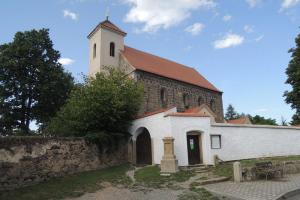 Kostel sv. Mikuláše v Potvorově je skvostem románské architektury Kostel sv. Mikuláše v Potvorově je skvostem románské architektury