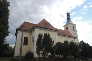 Kostel sv. Jakuba Většího v Tučapech je dominantou obce Kostel sv. Jakuba Většího v Tučapech je dominantou obce