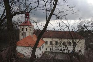 Zámek v Horkách nad Jizerou se vypíná nad řekou Jizerou