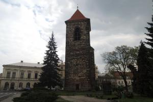Zvonice u kostela sv.Gotharda je dominantou Českého Brodu Zvonice u kostela sv.Gotharda je dominantou Českého Brodu