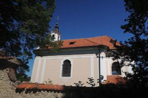 Kostel sv. Šimona a Judy ve Skřípli byl postaven Janem Adolfem z Kounic Kostel sv. Šimona a Judy ve Skřípli byl postaven Janem Adolfem z Kounic