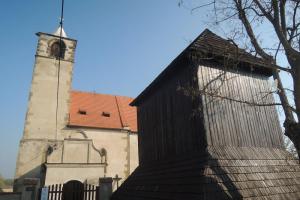 Zvonice u kostela sv. Jakuba Většího v Libiši tvoří s kostelem unikátní gotický celek
