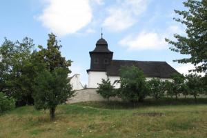 Starobylý kostelík sv. Klimenta je výraznou dominantou obce Jasenice Starobylý kostelík sv. Klimenta je výraznou dominantou obce Jasenice
