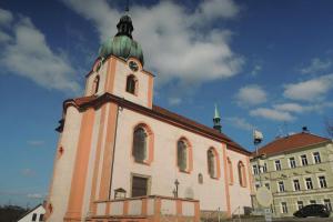 Barokní kostel sv.Mikuláše v Novém Kníně skrývá románské detaily Barokní kostel sv.Mikuláše v Novém Kníně skrývá románské detaily