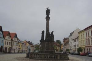 Svatojánský sloup tvoří dominanta náměstí v Plané Svatojánský sloup tvoří dominanta náměstí v Plané