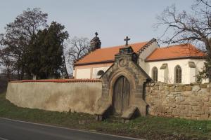 Uprostřed zahrad a vinic stojí osamělý kostelík