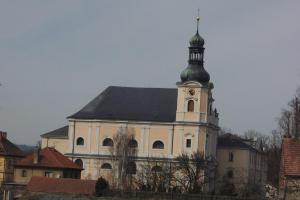 Klášter Obořiště s kostelem sv. Josefa byl založen z daru Tomáše Pešiny z Čechorodu
