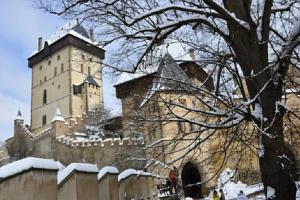 Zasněžené hrady a zámky postupně otevírají brány, o víkendu se přidal i Karlštejn