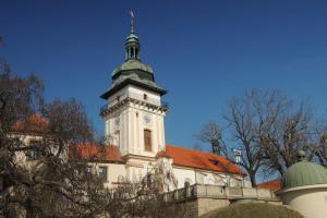 Kostel Narození Panny Marie je spojen se zámkem v Benátkách nad Jizerou