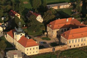 Zámek Nebílovy je barokní vídeňský palác v prostředí českého venkova