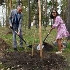Americký astronaut Andrew J. Feustel má svůj strom v botanické zahradě v Troji