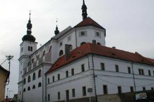 Kostel sv. Ignáce z Loyoly a sv. Františka Xaverského nechal postavit Přibík Jeníšek z Újezda