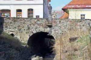 Most v Rožmitále pod Třemšínem představuje cenný architektonický prvek
