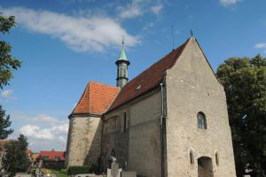 Kostel Nalezení sv.Kříže je dominantou Bříství