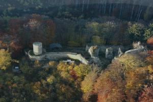 Hrad Cimburk byl vystaven ve slohu francouzské gotiky Hrad Cimburk byl vystaven ve slohu francouzské gotiky