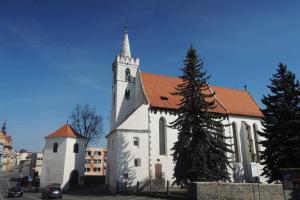 Kostel sv. Martina v Sedlčanech je příkladem opevněného kostela