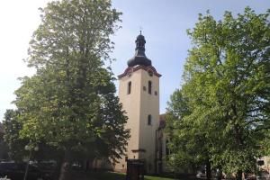 Kostel sv. Václava v Budyni nad Ohří je dominantou náměstí Kostel sv. Václava v Budyni nad Ohří je dominantou náměstí