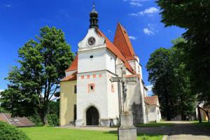 Kostel sv. Mikuláše v Horní Stropnice je významným urbanistickým prvkem Kostel sv. Mikuláše v Horní Stropnice je významným urbanistickým prvkem