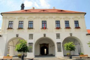 Radnice ve Velvarech je renesančně-barokní stavba Radnice ve Velvarech je renesančně-barokní stavba