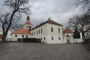 Zámek v Horkách nad Jizerou se vypíná nad řekou Jizerou Zámek v Horkách nad Jizerou se vypíná nad řekou Jizerou