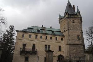 Zámek ve Stránově patří k půvabným stavbám romantismu Zámek ve Stránově patří k půvabným stavbám romantismu