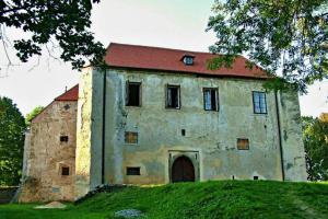 Tvrz Cuknštejn je reprezentativní ukázkou sídla české nižší šlechty