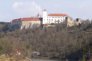 Hrad Bítov byl součástí pevnostní linie hradů chránících českou hranici