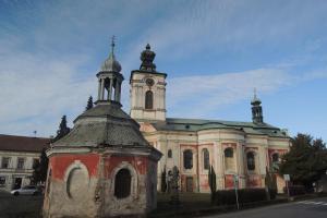 Kostel sv. Petra a Pavla v Bezně je významným poutním místem Kostel sv. Petra a Pavla v Bezně je významným poutním místem