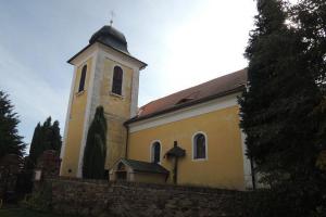 U kostela sv.Petra a Pavla ve Zdislavicích stojí zajímavá kostnice U kostela sv.Petra a Pavla ve Zdislavicích stojí zajímavá kostnice