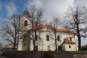 Kostel Nanebevzetí Panny Marie v Netvořicích je dominantou obce Kostel Nanebevzetí Panny Marie v Netvořicích je dominantou obce