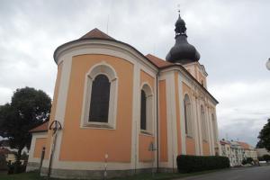 Kladrubskému náměstí vévodí kostel sv.Jakuba