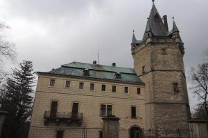 Zámek ve Stránově patří k půvabným stavbám romantismu