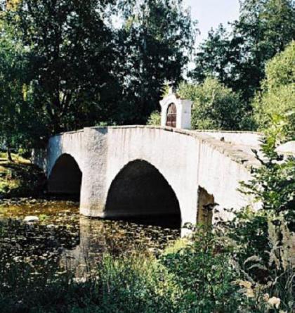 Barokní most ve Varvažově zdobí socha sv.Jana Nepomuckého