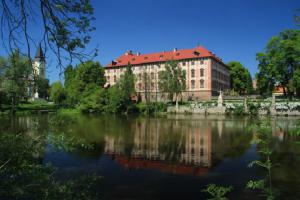 Zámek Libochovice je barokní perla na břehu řeky Ohře