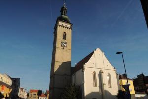 Kostel sv. Petra a Pavla je dominantou náměstí v Soběslavi