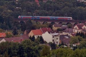 Železniční viadukt Děvět kanálů se nachází v Úvalech
