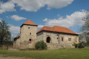V Kestřanech stojí dvě tvrze, Horní tvrz je staršího založení