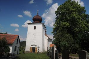Kostel Narození Panny Marie v Kamýku byl ve středověku opatřen jednoduchým opevněním