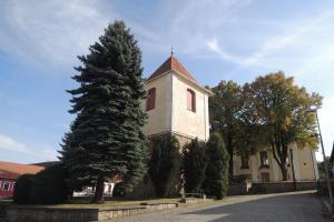 Kostel sv.Jakuba v Čechticích má nezvykle vzdálenou zvonici