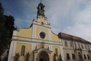 Kostel Nanebevzetí Panny Marie zdobí nádherný vstupní portál Kostel Nanebevzetí Panny Marie zdobí nádherný vstupní portál