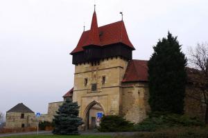 Žatecká brána je jedinou dochovanou branou v Lounech