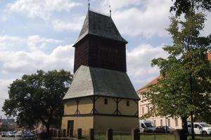 Zvonice u kostela sv. Bartoloměje posloužila zvonům ze sousedního chrámu