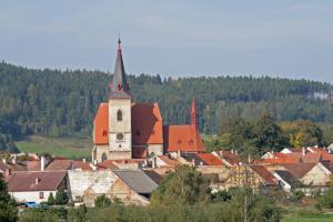 Kostel sv. Máří Magdalény ve Chvalšinách patří k vrcholným dílům rožmberské huti