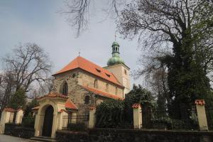Kostel sv. Václava je nejstarší stavební památkou pražské čtvrti Prosek