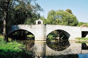 Barokní most ve Varvažově zdobí socha sv.Jana Nepomuckého Barokní most ve Varvažově zdobí socha sv.Jana Nepomuckého