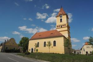 Kostel sv.Filipa a Jakuba v Katovicích patří mezi stavby románské renesance v Čechách