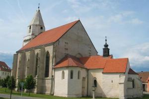 Kostel sv. Wolfganga v Hnánicích je významným dokladem sakrální architektury