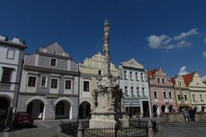 Mariánský sloup v Třeboni je ozdobou Masarykova náměstí