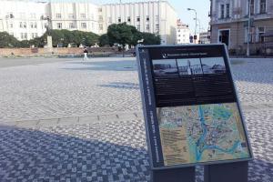 Procházky po Hradci Králové oživila téměř padesátka orientačních stojanů