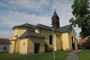 Kostel Nejsvětější Trojice v Chlumci nad Cidlinou je nejstarší stavbou města